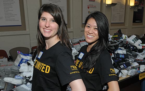 Two young women volunteering for Emerging Leaders on Second Saturday