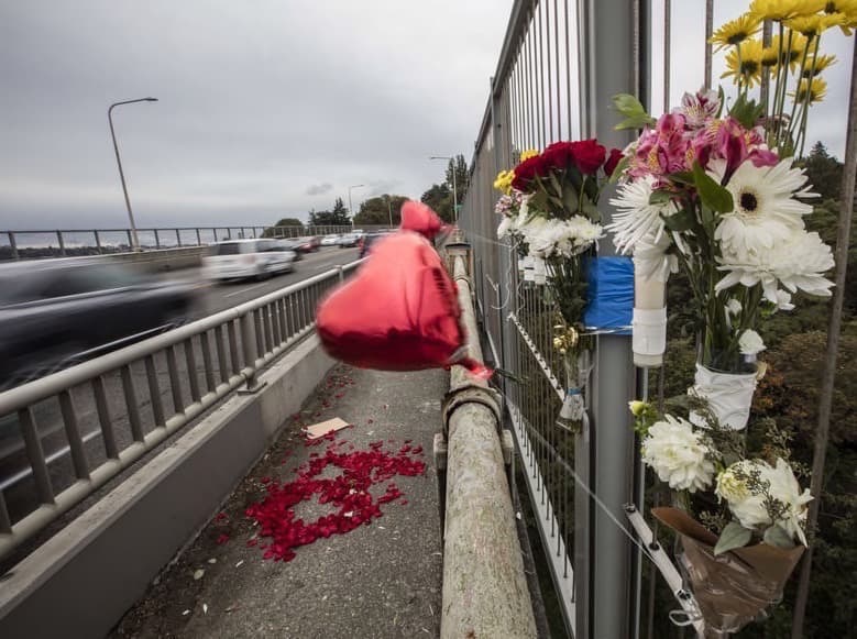Support the victims of the Aurora Bridge crash